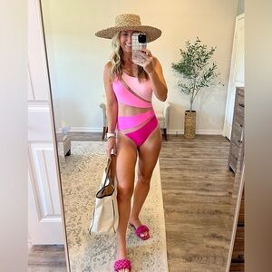 Women’s Color Block One Shoulder Mesh Insert One Piece Swimsuit.